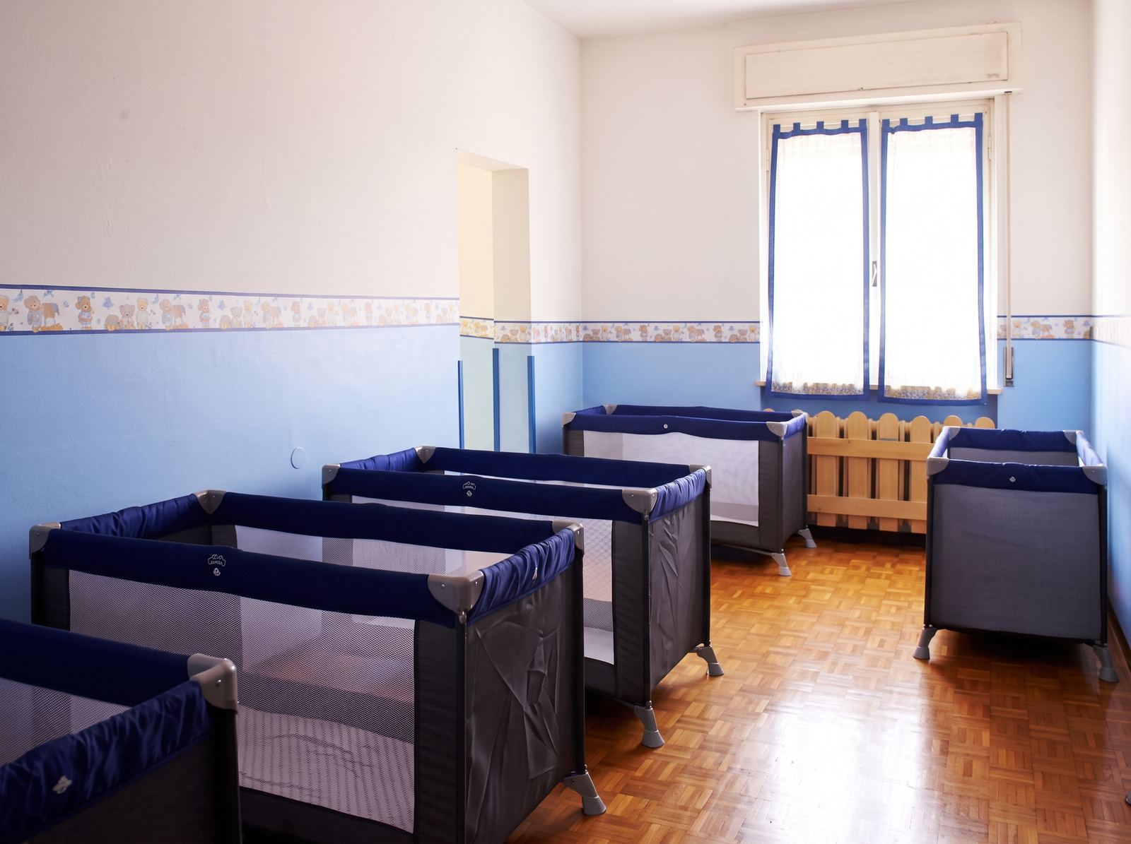 La sala nanna con i lettini e la finestra con le tende