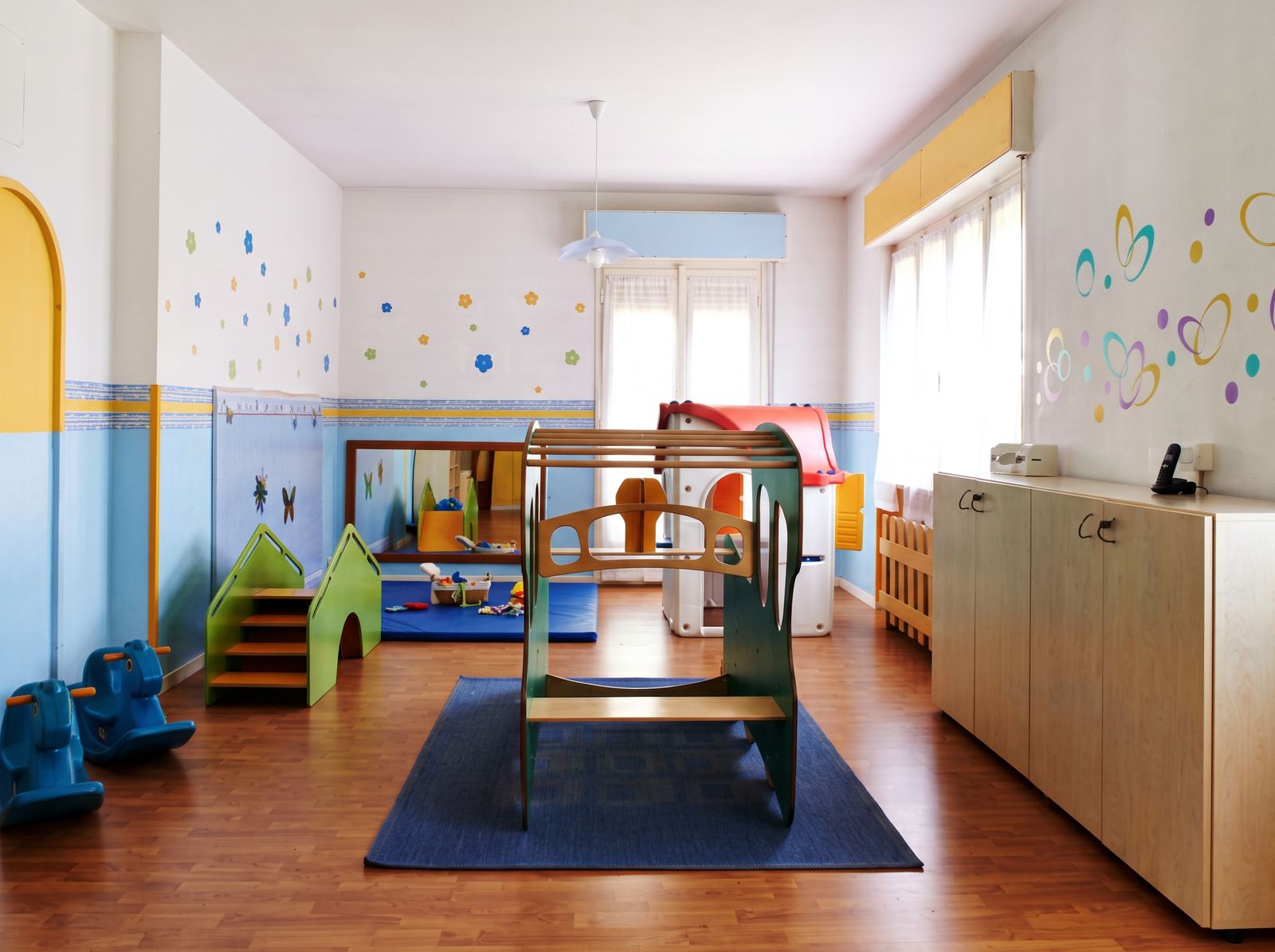 La sala del movimento con la struttura per arrampicarsi, la scaletta e i tappetoni
