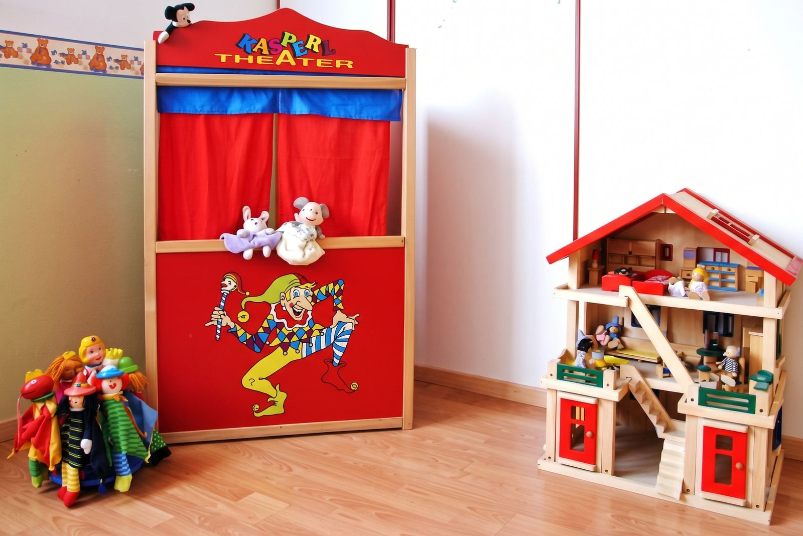 Il teatrino dei burattini rosso e la casa delle bambole in legno